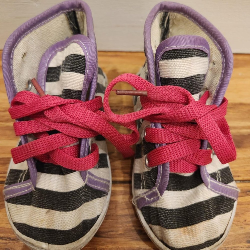 Toddler walking shoes size 23 (US 6.5)